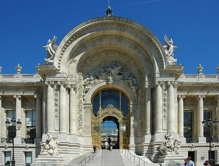 porte d'entrée principale d'un bâtiment parisien