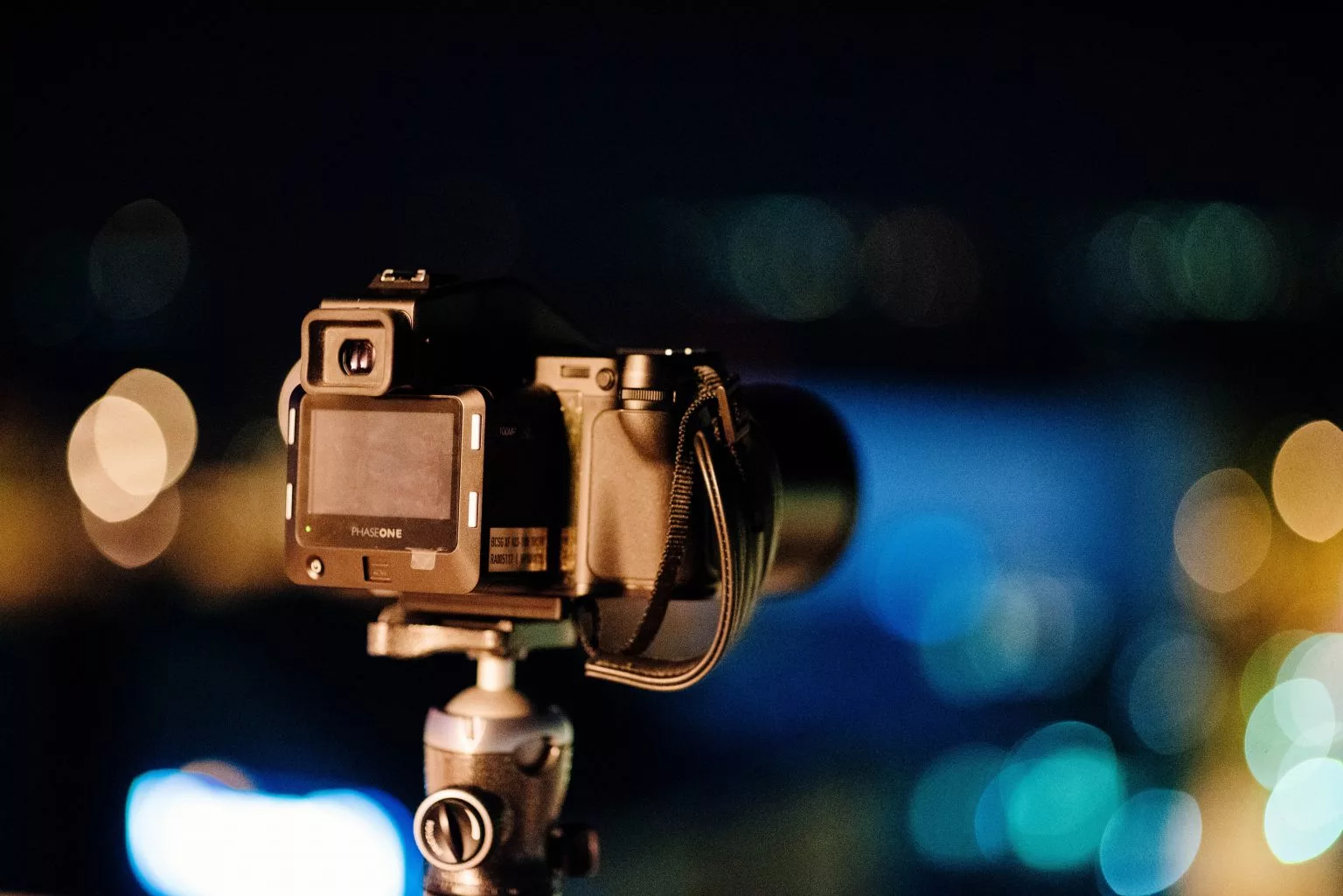 Un appareil photo utilisé pour filmer une conférence