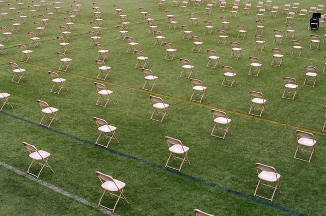 étendue d'herbe avec des chaises alignées