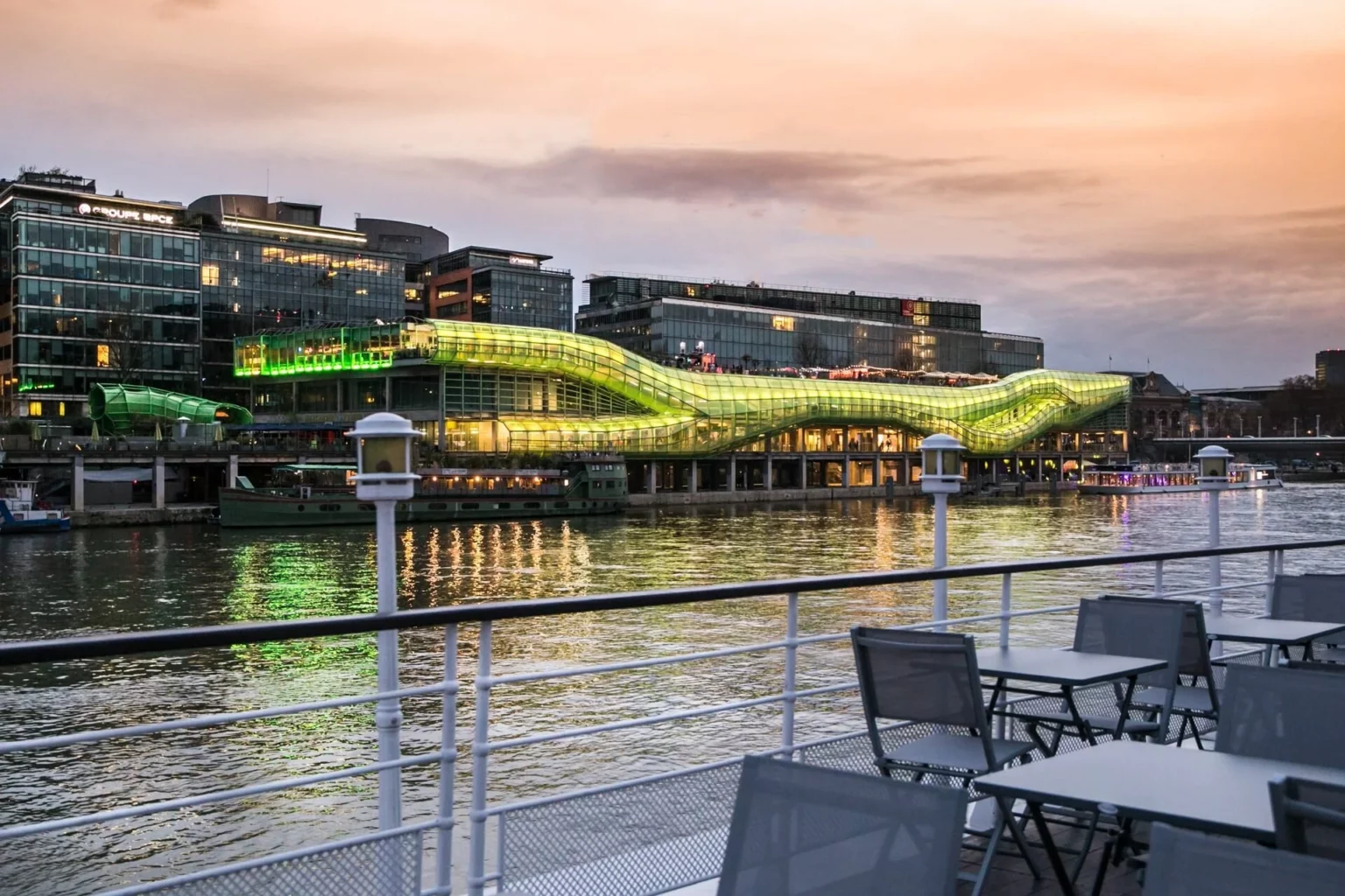 photo prise depuis un bateau et illustrant la Seine en fin de soirée avec le couché du soleil