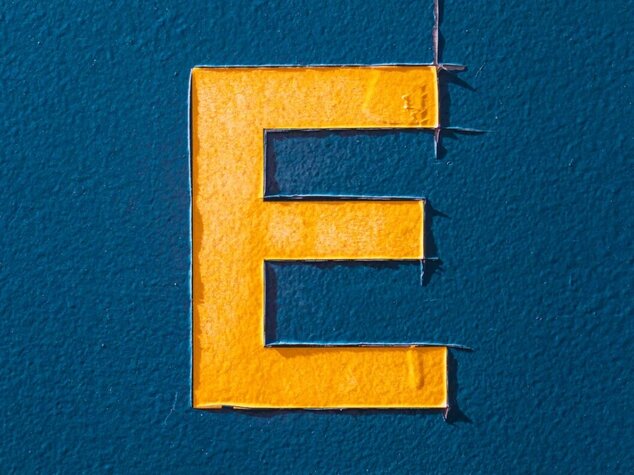 lettre "E" jaune sur fond bleu marine