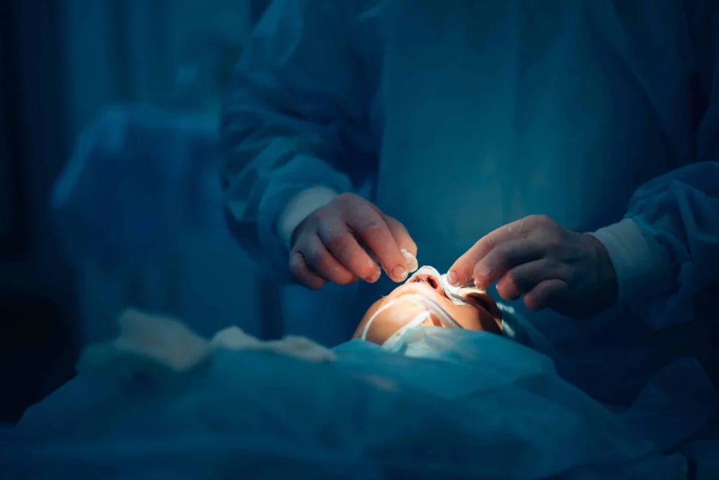 Une intervention de rhinoplastie